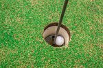 Pelota de golf en hoyo